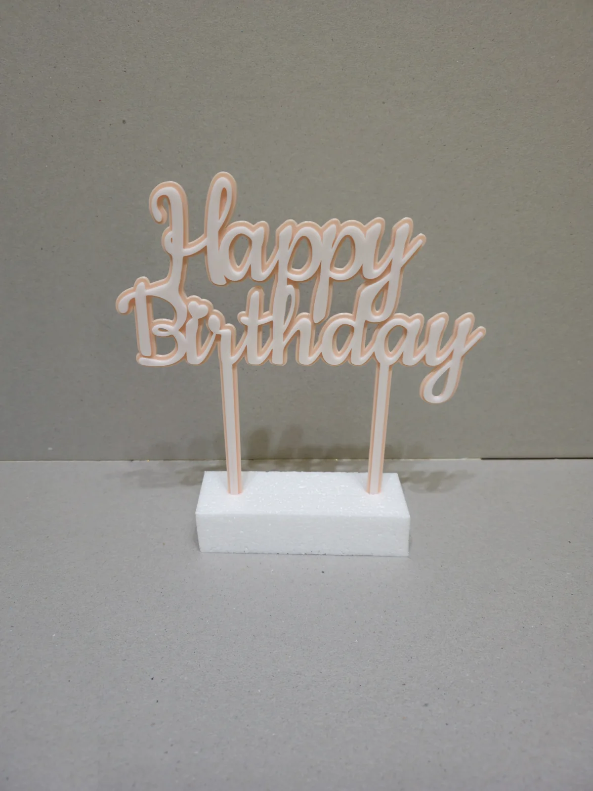 Decorazione Happy Birthday rosa chiaro su una base bianca