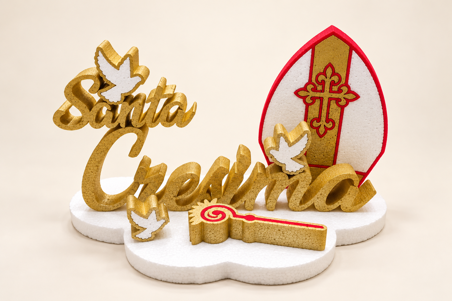 Composizione Santa Cresima realizzata da Mattia: scritta dorata, mitria e simboli su base bianca; fotografia ritoccata